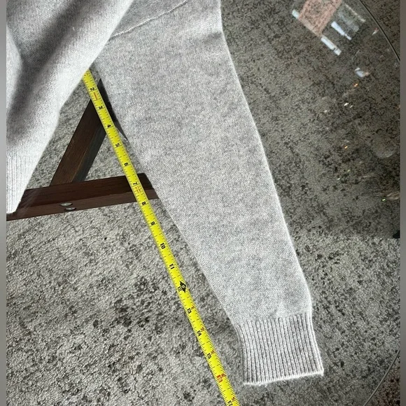 Aritzia The Group By Babaton Luxe Light Grey Cashmere Turtleneck Sweater Sz XS - Picture 10 of 17